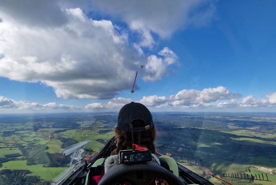 Blick vom Rücksitz eines Segelflugzeugs